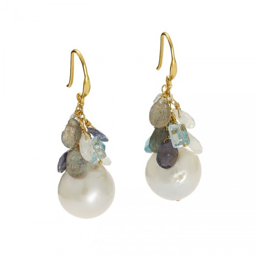 Hanging earrings with big pearls